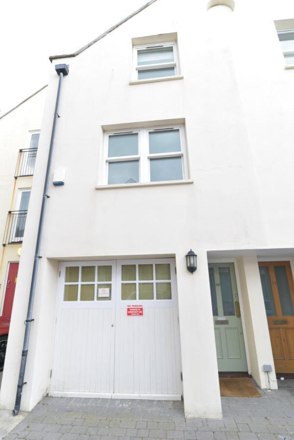 Beach Central With Allocated Parking And Patio Brighton Bagian luar foto